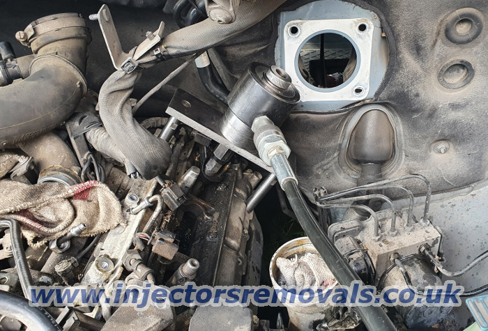 Injector removal from Mercedes Viano /
                Sprinter with V6 CDI engines