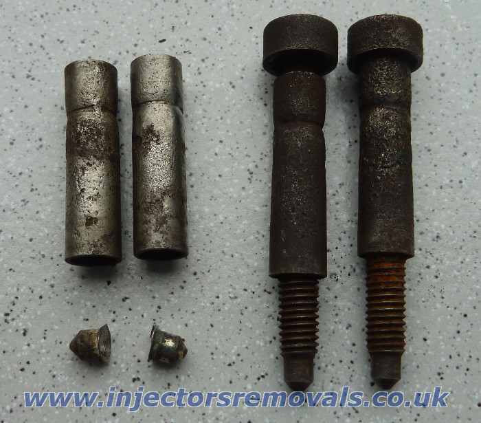 Broken injector clamps bolts removed from
                Renault Master / Trafic and Vauxhal Movano / Vivaro with
                2.2 or 2.5 engine