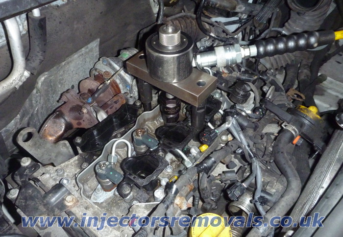 Injector removal from Renault Trafic / Opel
                Vivaro with 2.0 engine 2010-2014