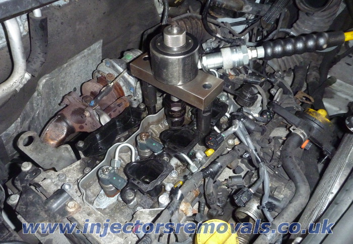 Injector removal from Renault Trafic / Opel
                Vivaro with 2.0 engine 2010-2014