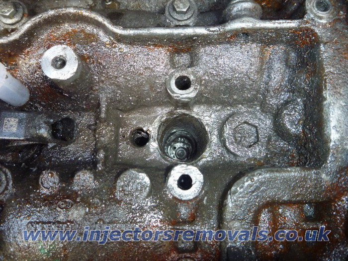 Snapped injector removed from Renault Trafic
                with 2.0 engine